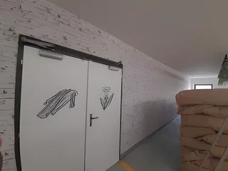 Chodba s tapetou s motivem bílých cihel a dvoukřídlými dveřmi