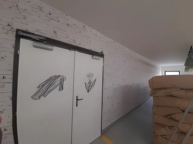 Chodba s tapetou s motivem bílých cihel a dvoukřídlými dveřmi