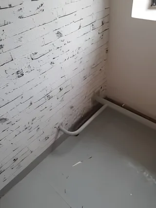 Roh místnosti s tapetou s motivem bílých cihel